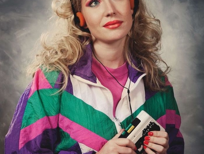 une fille a cehveux blondes avec un walkman et survetement sportif idee de deguisement halloween en style 80