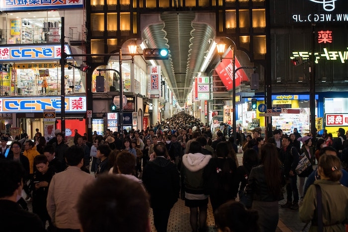 une foule qui fait du shoppings pendant black friday des grandes magasins et centres commerciaux