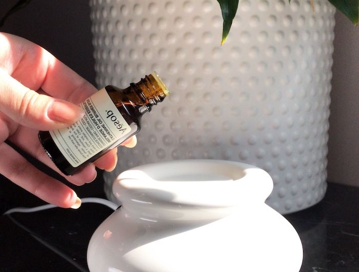 une lampe pour huiles essentielles therapie anti stress avec huile de lavande