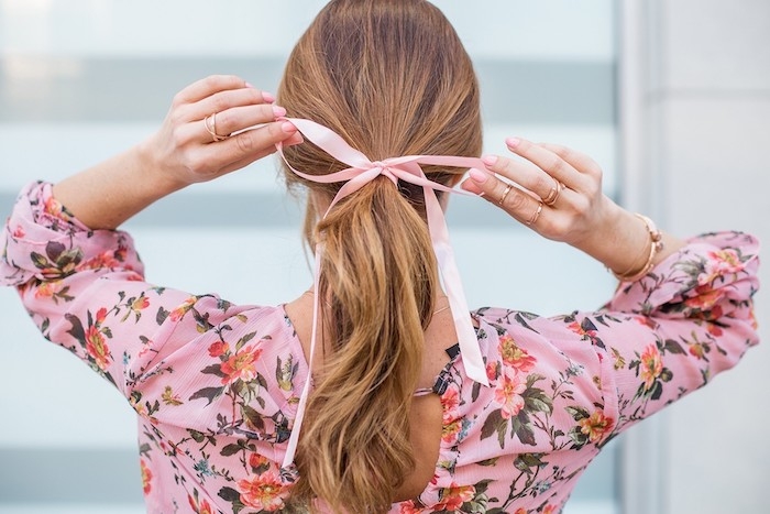 utiliser un ruban pour nouer ses cheveux une femme en chemise rose a fleurs des cheveux en queue de cheval