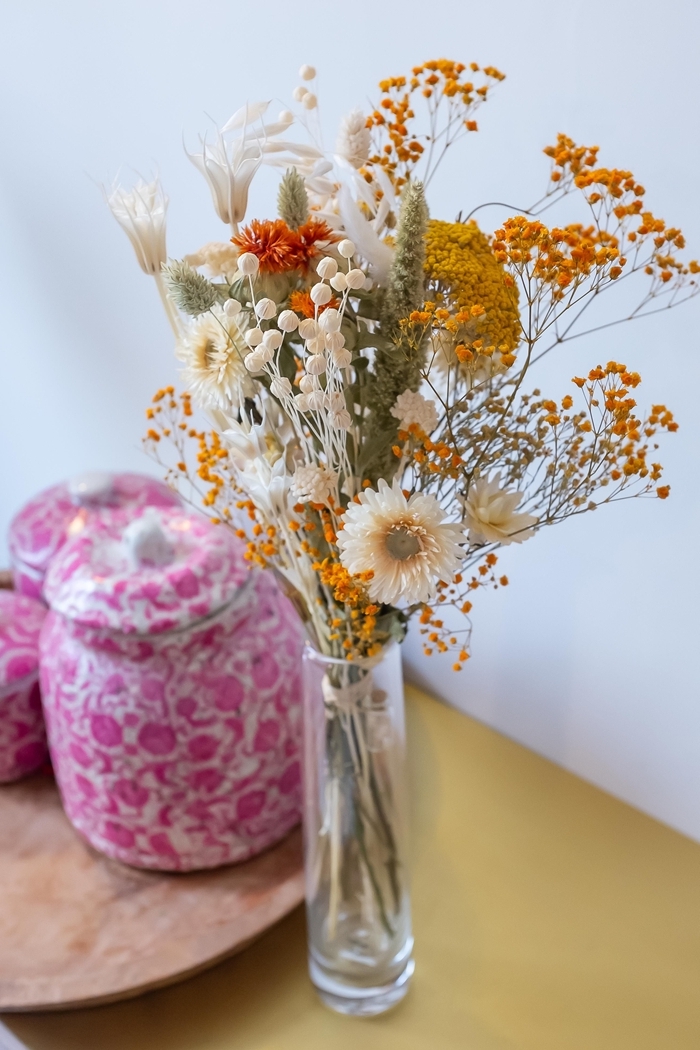 vase verre décoration table bois composition fleurs séchées plateau bois pots céramique motifs floraux roses