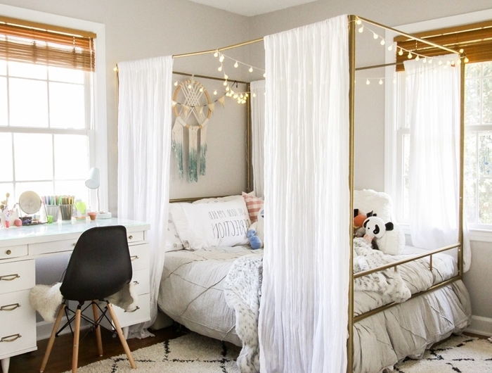 ventilateur de plafond décoration peinture blanche ado chambre cocooning lit baldaquin cadre doré guirlande lumineuse