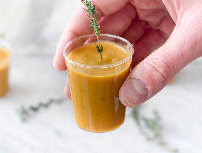 verrine facile apéritif dinatoire soupe velouté de courge butternut en shots miniatures avec decoration de thym
