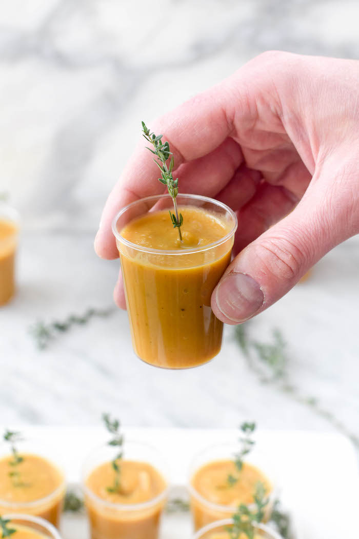 verrine facile apéritif dinatoire soupe velouté de courge butternut en shots miniatures avec decoration de thym