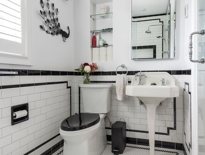 évier sur piédestal miroir salle de bain retro style décoration petite salle de bain avec cabine douche peinture blanche