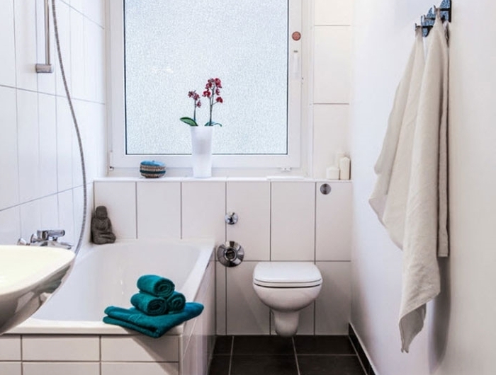 amenagement petite salle de bain 4m2 design intérieur minimaliste carrelage blanc étagère bois foncé