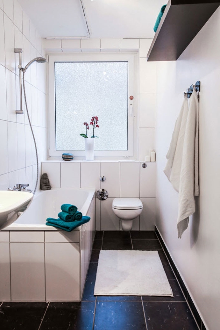amenagement petite salle de bain 4m2 design intérieur minimaliste carrelage blanc étagère bois foncé