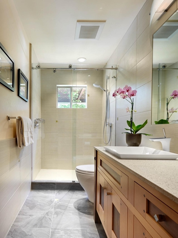 aménager petite salle de bain style minimaliste meuble sous évier bois carrelage beige douche italienne