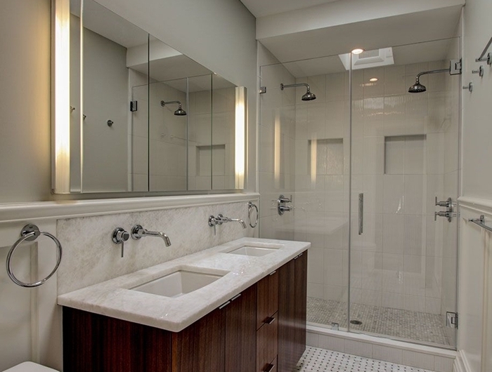 aménager une petite salle de bain style meuble sous évier bois foncé comptoir marbre miroir fenêtre plafond