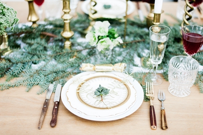 assiette blanc et or branches vertes décoration de table de noël verres couvercles bois bougeoirs or table bois
