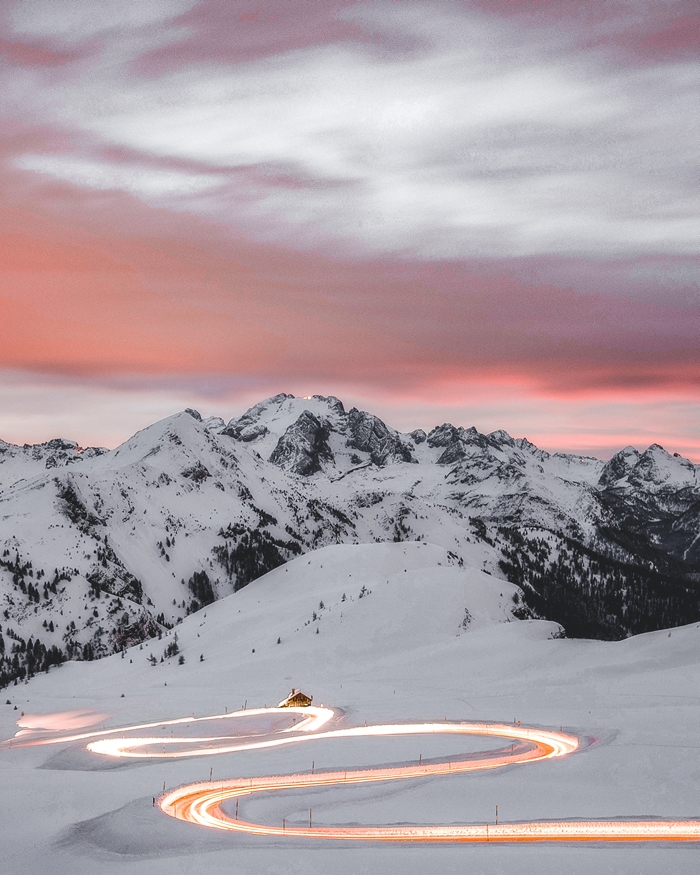 aurores boréales nature merveilles paysage d hiver montagne enneigée chemin sommets nuages roses