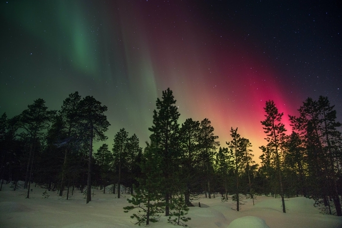 aurores ciel rose vert lumière nuit ciel nocturne étoiles paysage montagne nature polaire arctique