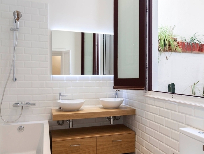 baignoire blanche carrelage briques blanches accentx inox amenager une petite salle de bain double vasque