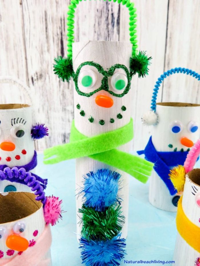 bonhomme de neige en roouleau de papier toilette recyclé décoré de pompons colorés ecure pipre bande feutrine