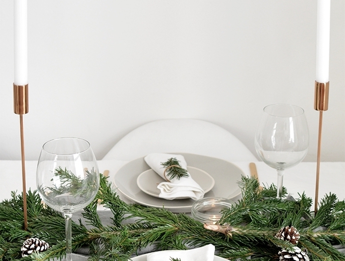 bougies blanches deco table noel nature bougeoir rose gold serviette blanche branches vertes verres pommes de pin blanches
