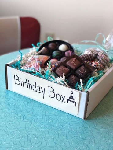 cadeau d anniversaire en confinement avec des bonbons de chocolat et des delices de toute sorte idee de cadeau d anniversaire