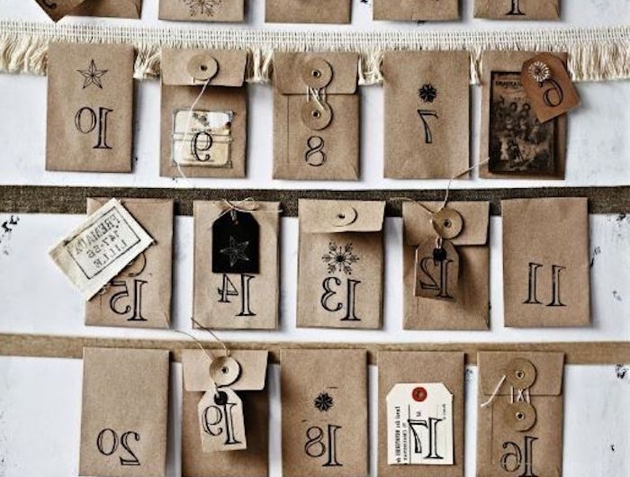 calendrier de l avent 2020 original a partir des petits enveloppes bruns colles au mur