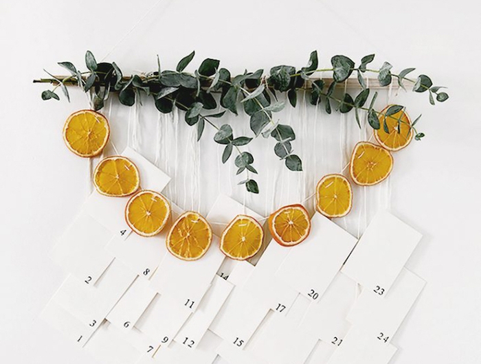 calendrier de l avent 2020 original calendrier minimaliste avec des tranches d orange et des plantes vertes aux petites enveloppes pendanants