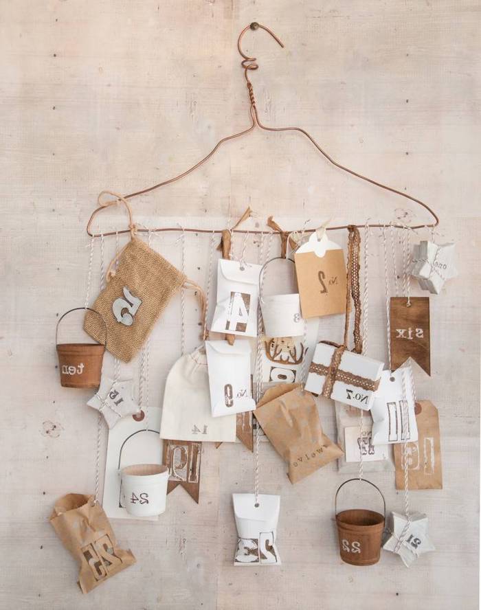 calendrier de l avent fait maison avec des petites seaux et des enveloppes