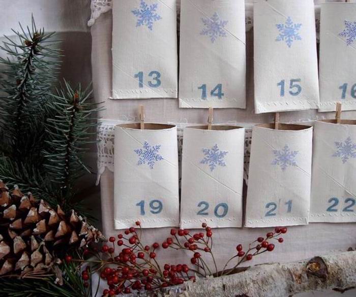 calendrier de l avent original fait de papier de toilette avec des numeros pose sur un panneau