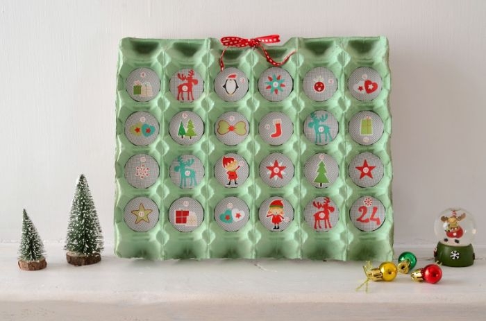 calendrier de l avent à fabriquer en maternelle en cartonnage idée recyclage boite carton oeufs avec gorumandises mini jouets de noel