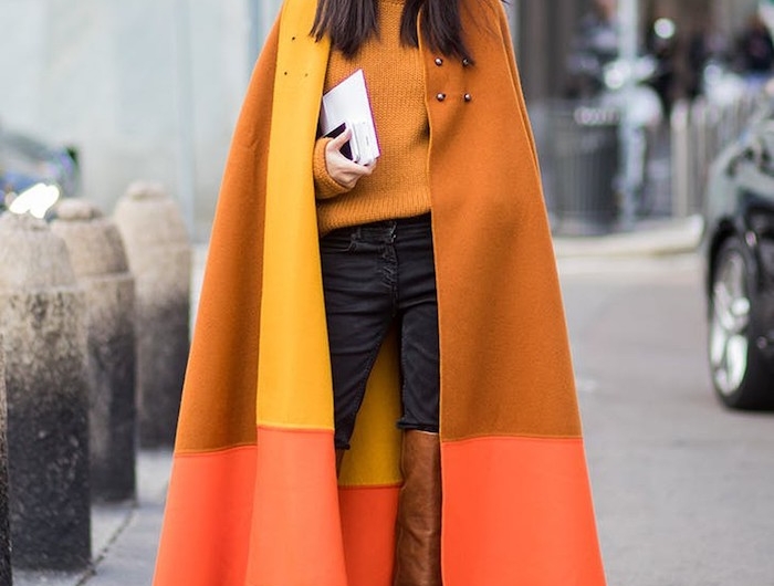 cape femme hiver en differentes nuances d orange avec un jean noir et bottes hautes marron en cuir et talons pull orange