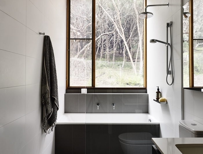 carrelage gris anthracite cuvette wc idée petite salle de bain décoration blanc et noir douche pluie séparation verre