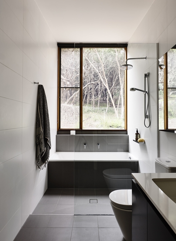 carrelage gris anthracite cuvette wc idée petite salle de bain décoration blanc et noir douche pluie séparation verre