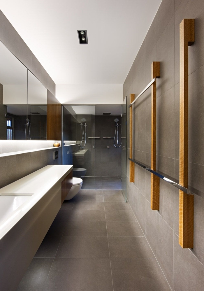 carrelage gris miroir rectangulaire éclairage led niche murale rangement salle de bain italienne petite surface