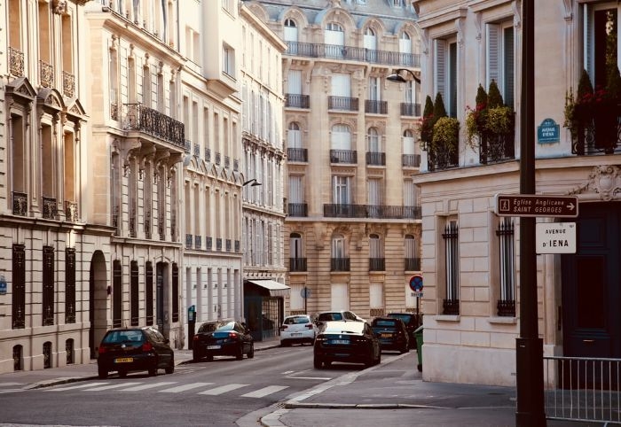 cartier parisien rues calmes voitures grands batiments appartement