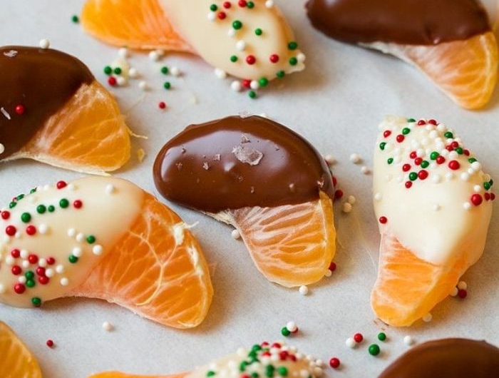clementines chocolat au lait et chocolat blanc décoré de billes de sucre rouges blanches et vertes