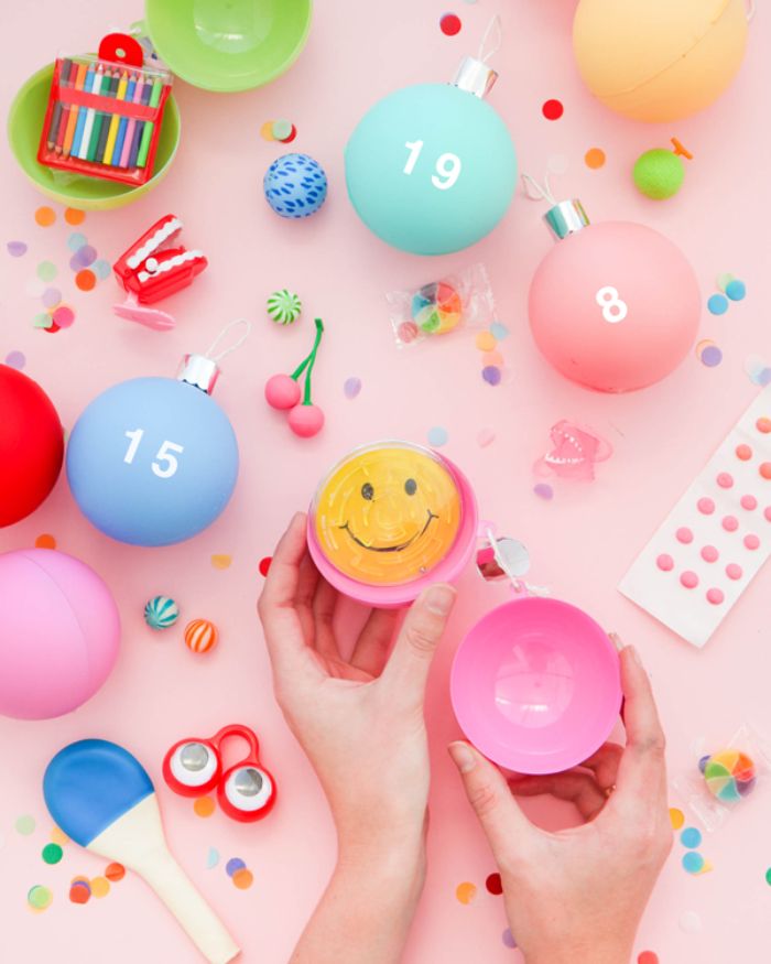 comment faire un calendrier de l avent facile à base de boules de noel transparentes colorées de peinture et décorées de chiffres avec surprises enfant