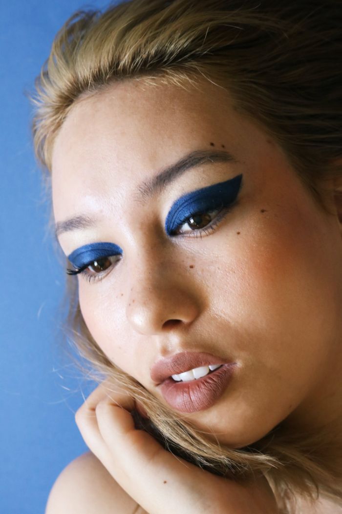 comment se maquiller les yeux de fards à paupières bleu foncé idée maquillage original tendance automne hiver