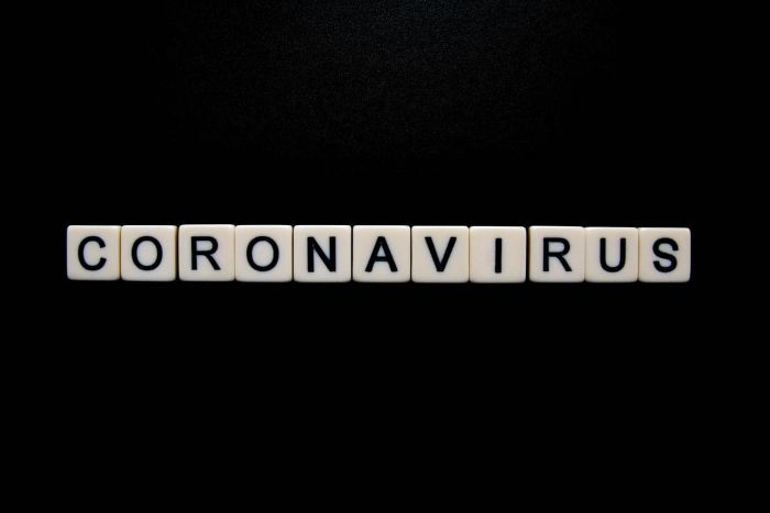 coronavirus lettres sur fond noir