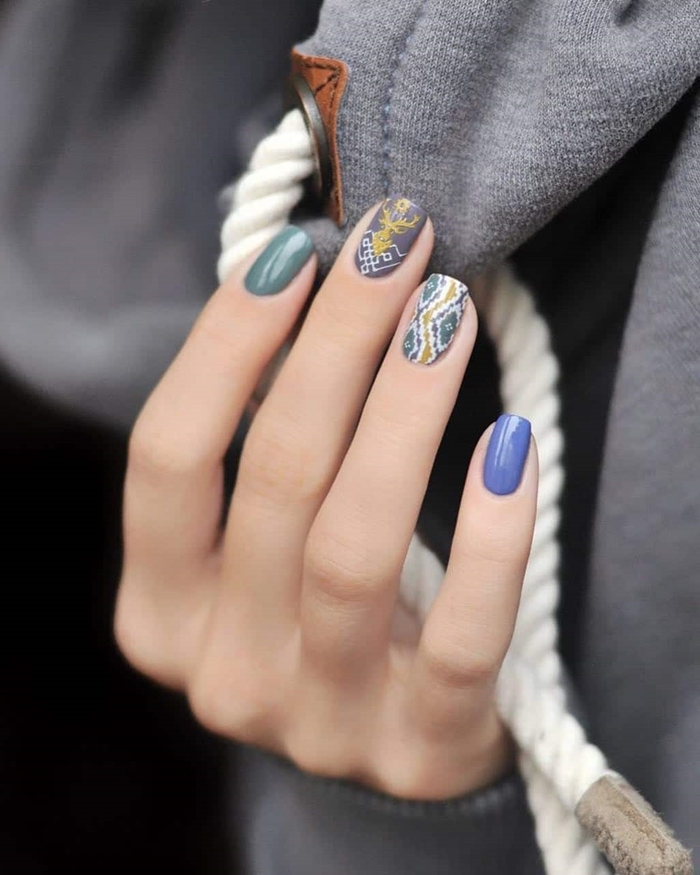 couleur vernis hiver nuance bleue décoration nail art motifs géométriques dessin sur ongles mix and match