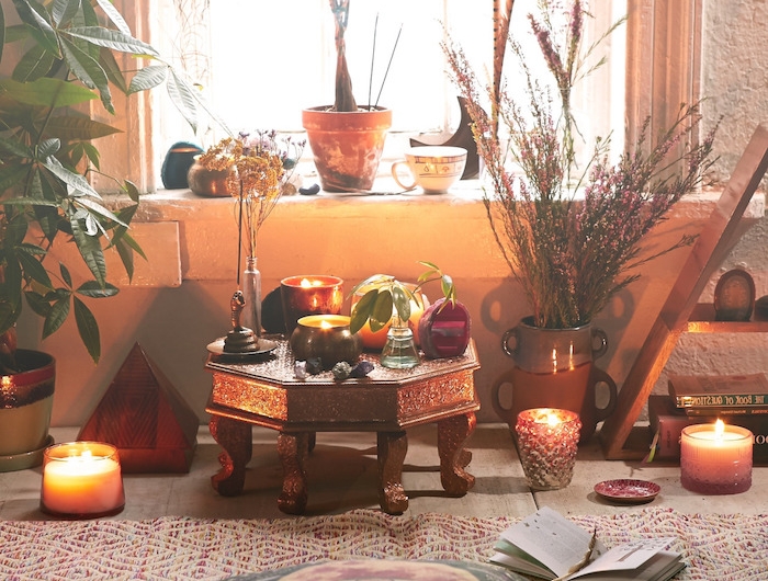 creer un espace de meditation chez soi avec des bougies et des statues de bouddha