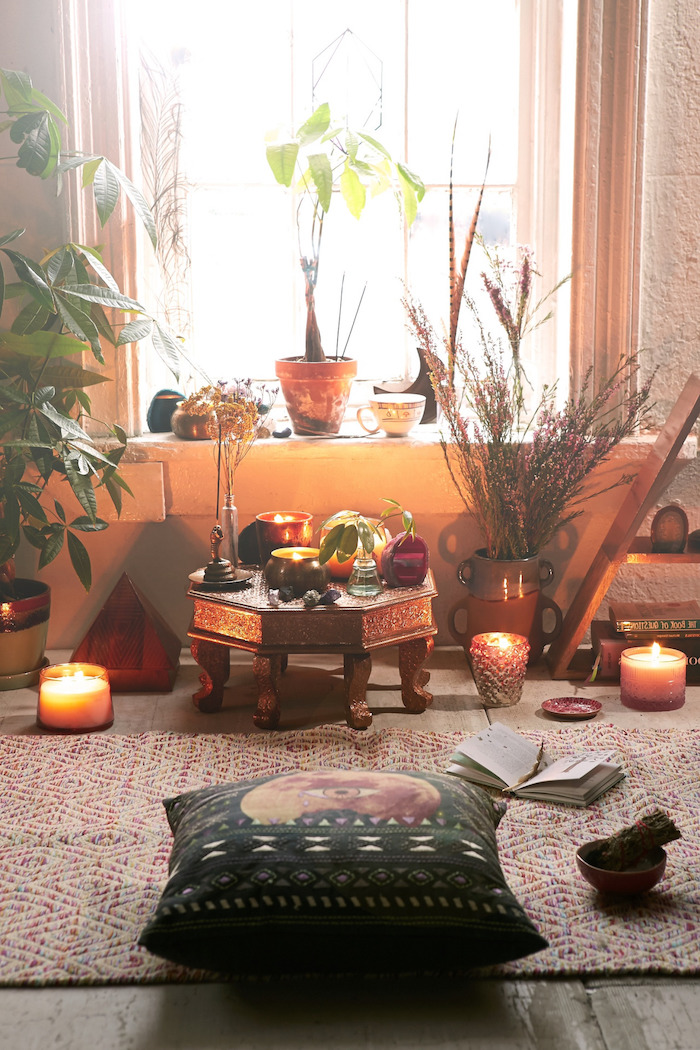 creer un espace de meditation chez soi avec des bougies et des statues de bouddha