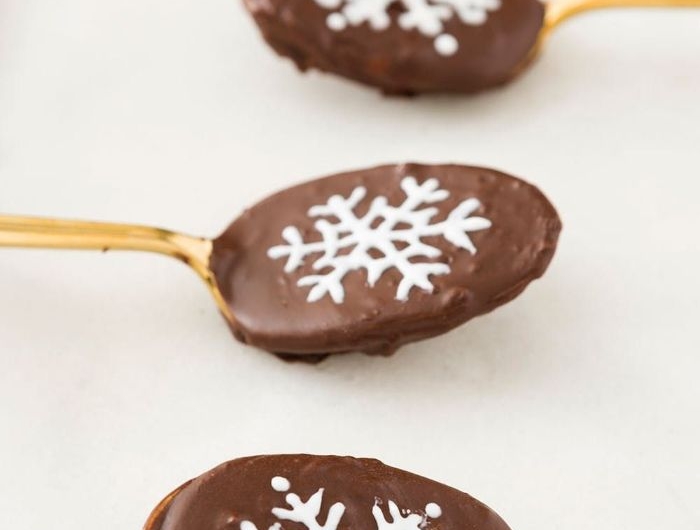 cuillères chocolatées couleur or avec chocolat au lait et dessin flocon de neige au chocolat blanc faires des chocolats maison