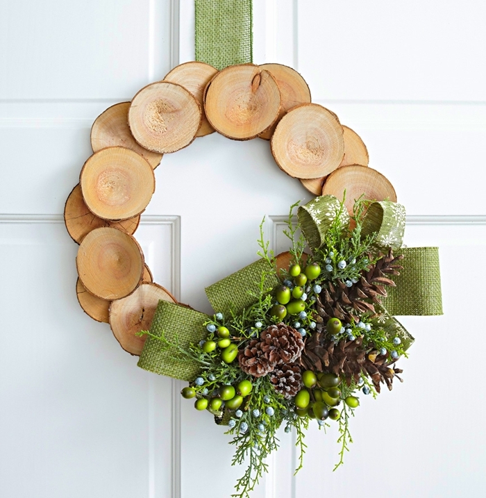 déco porte entrée diy couronne de noel rondelles bois branches vertes décoration de noel fait maison pommes de pin