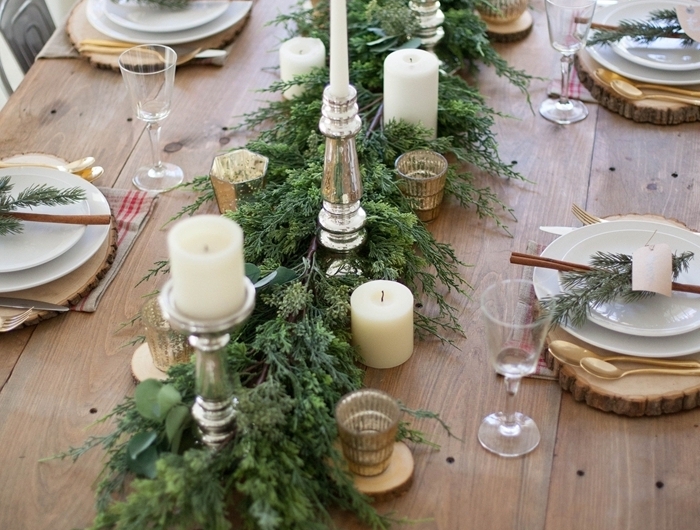 deco de table pour noel fait maison bougeoir argent rondelle bois couvercle or table vert et blanc avec accents or