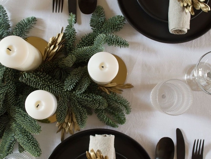 deco de table pour noel fait maison thème blanc et noir accents verts natures branches verdure bougies blanches