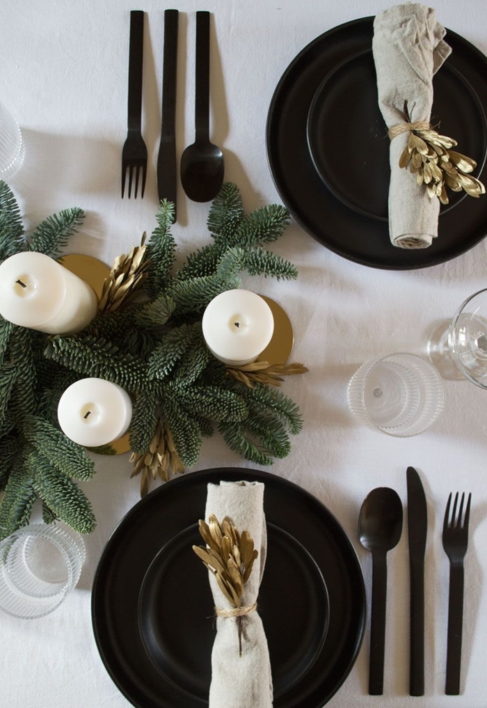 deco de table pour noel fait maison thème blanc et noir accents verts natures branches verdure bougies blanches