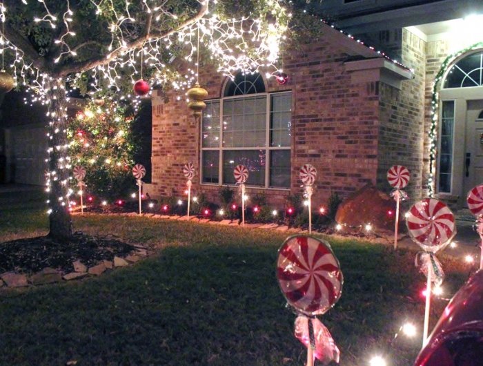 decoration de noel exterieur americaine avec des lumieres et des sucettes decoratives