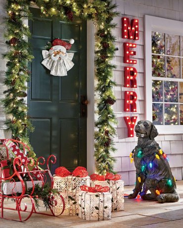 decoration de noel exterieure lumineuse avec un chien decoratif un traineau a cote et des boites de cadeaux