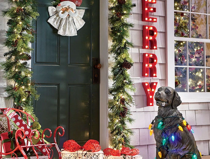 decoration de noel exterieure lumineuse avec un chien decoratif un traineau a cote et des boites de cadeaux