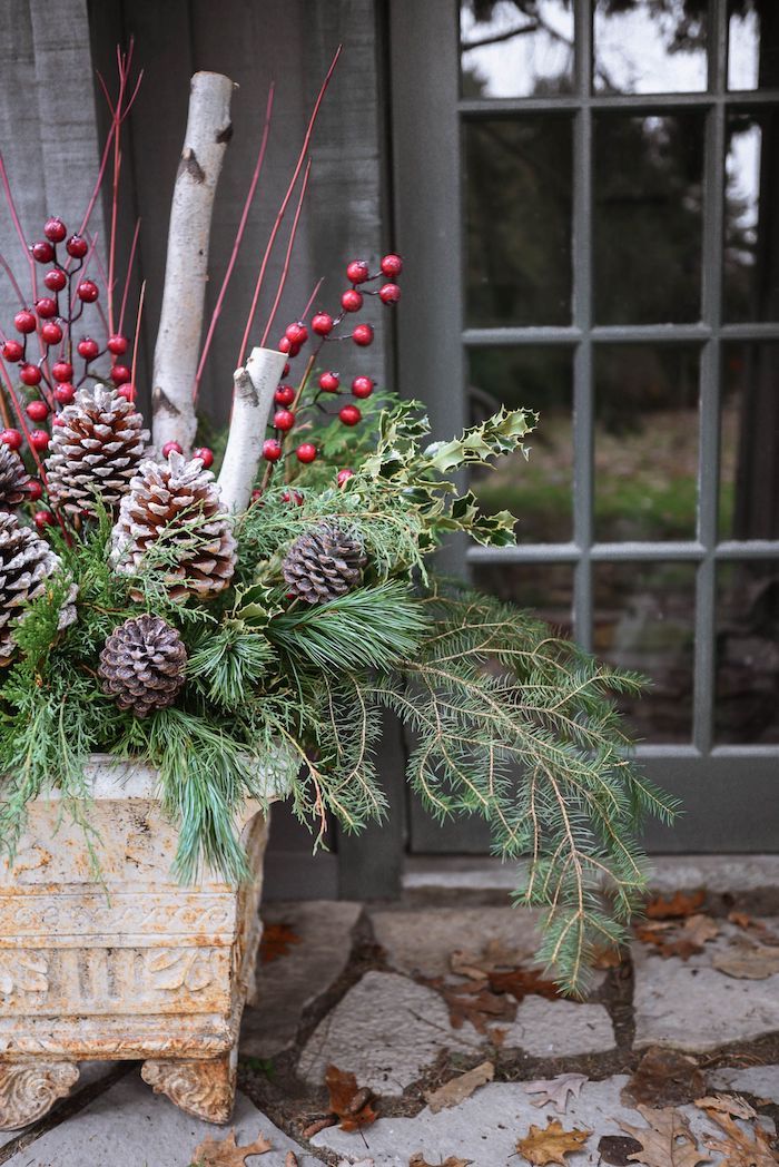 decoration de noel extérieure une idee orignale pour l espace devant la porte d entree des cones de pin et es verdure