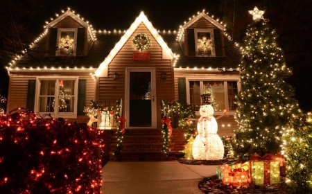 decoration lumineuse noel une grane maison bordure des lampes un sapin lumineux dans le cour