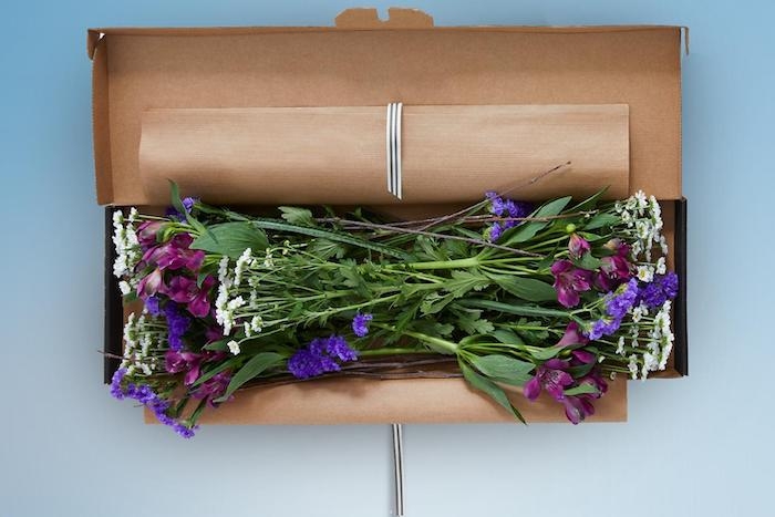 des fleurs a envoyer dans la boite a lettres avec un paquet en papier cadeau anniversaire originale pour confinement