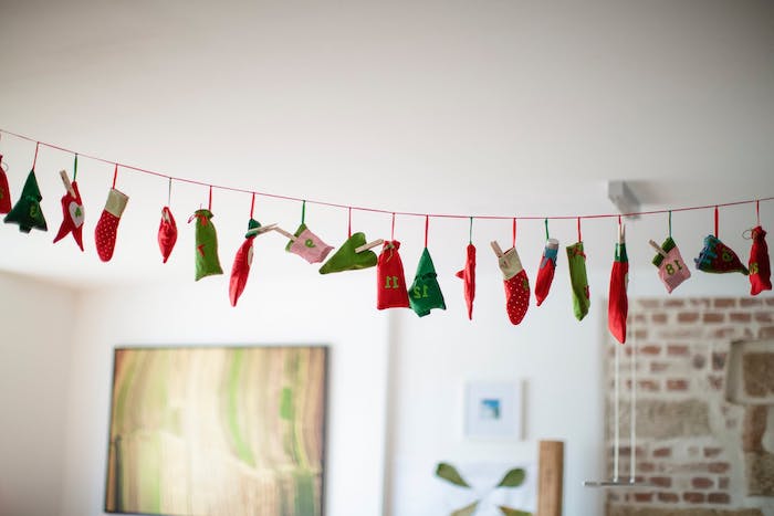 des petites chausettes de noel a remplir suspendus a un fil variante de calendrier de l avent