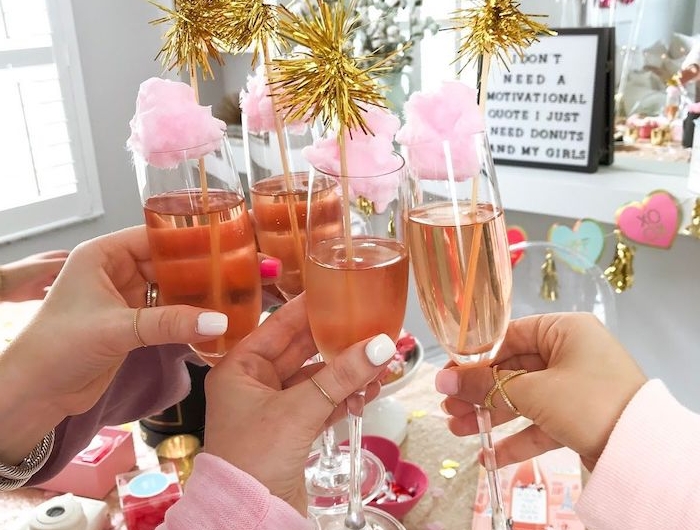 des verres au champagne entre amies des ballons roses comment celebrer son anniversaire en confinement